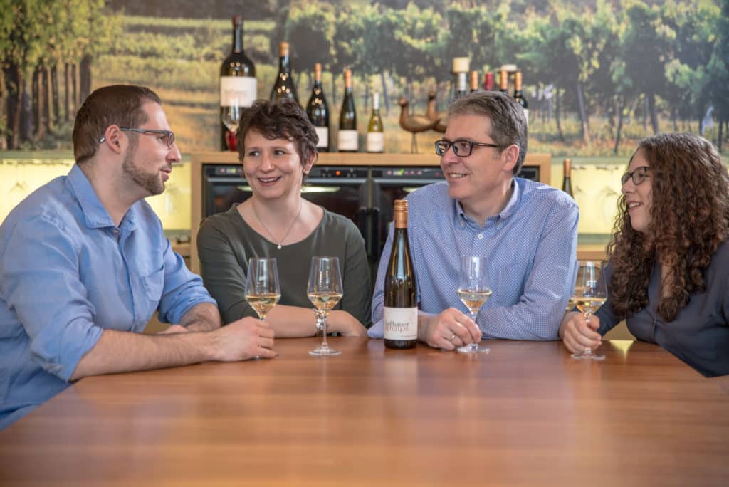 Familie4 Familie Hofbauer-Schmidt mit Weingläsern bei Tisch